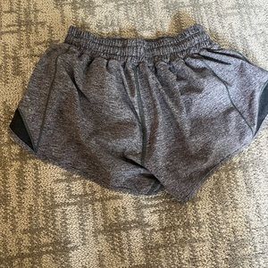 lululemon hotty hot 2.5” shorts